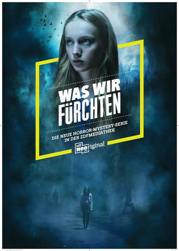 Das Poster für die Mystery-Horror-Serie „Was wir fürchten“ zeigt eine junge Frau in einer unheimlichen Umgebung.
