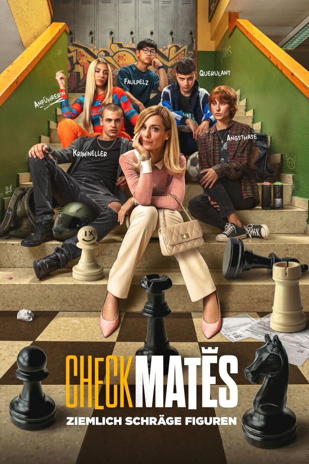Das Filmplakat zu „Check Mates“ zeigt eine Lehrerin mit fünf Schülern auf einer schachbrettartigen Treppe.
