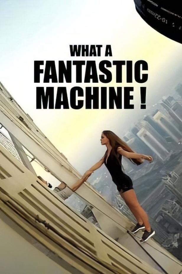 Eine Frau balanciert auf einem hohen Gebäude und hält die Hand einer anderen Person.