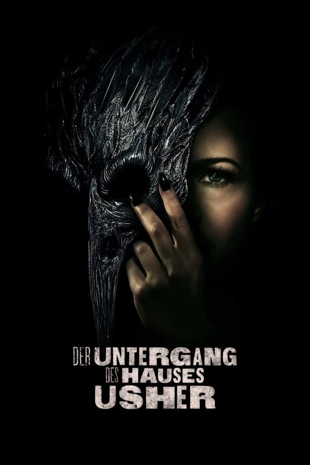 Eine Frau hält eine Maske mit Federn vor ihr Gesicht, im Stil des Posters für „Der Untergang des Hauses Usher“.