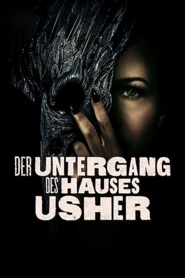 Eine Frau mit einer Maske im Gesicht, im Hintergrund das Filmplakat zu „Der Untergang des Hauses Usher“.