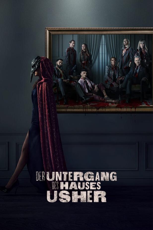 Eine Frau mit einer Rabenmaske und einem roten Umhang steht vor einem Gemälde der Familie Usher.