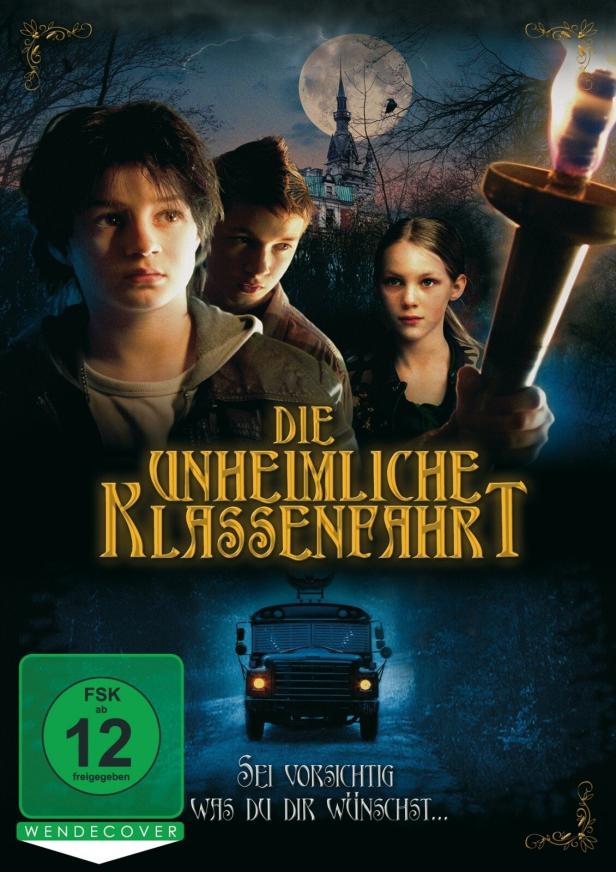 Das Filmplakat für „Die unheimliche Klassenfahrt“ zeigt drei Kinder vor einem Spukhaus.