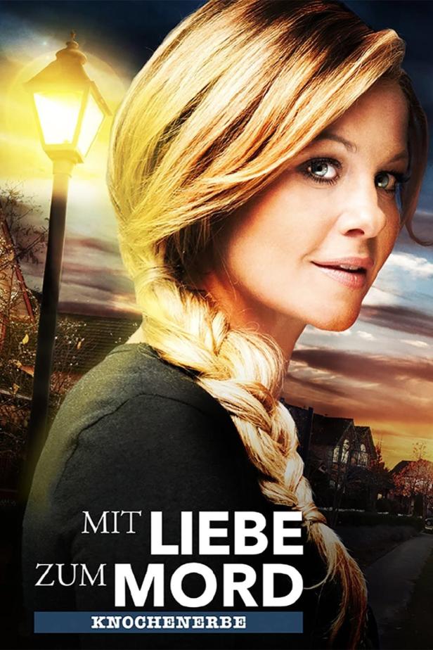 Das Filmplakat für „Mit Liebe zum Mord – Knochenerbe“ zeigt eine Frau mit blondem Zopf vor einer abendlichen Szenerie.