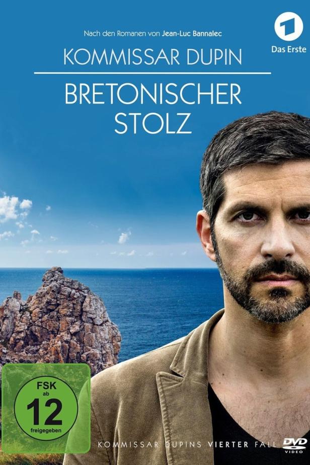 Das Cover von „Kommissar Dupin – Bretonischer Stolz“ zeigt Kommissar Dupin vor einer bretonischen Küstenlandschaft.