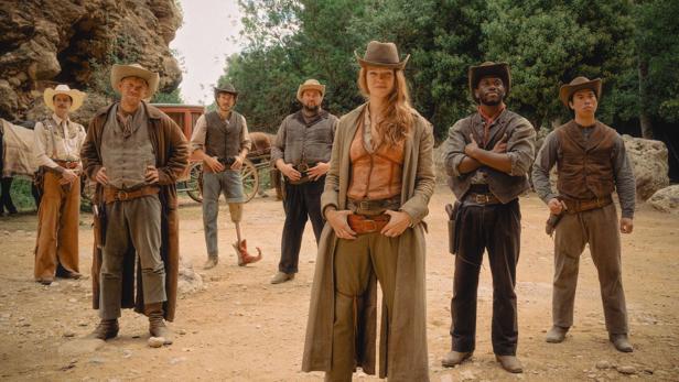 Eine Gruppe von Schauspielerinnen und Schauspielern in Westernkostümen posiert für ein Foto.
