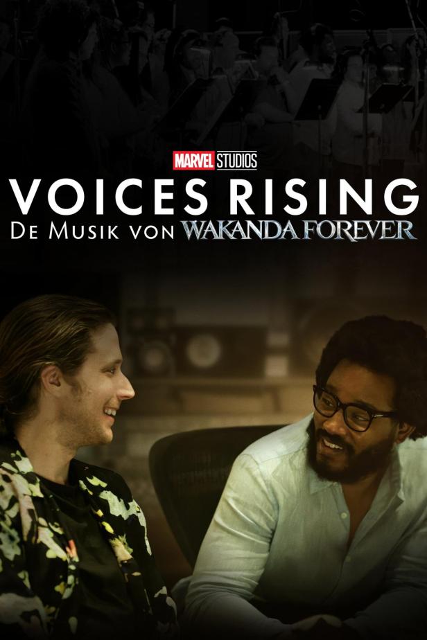 Zwei Männer sitzen vor dem Plakat für „Voices Rising: Die Musik von Wakanda Forever“.