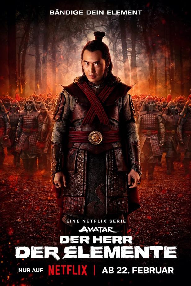 Ein Mann in roter Rüstung, umgeben von Soldaten, auf einem Werbeplakat für „Avatar: Der Herr der Elemente“.