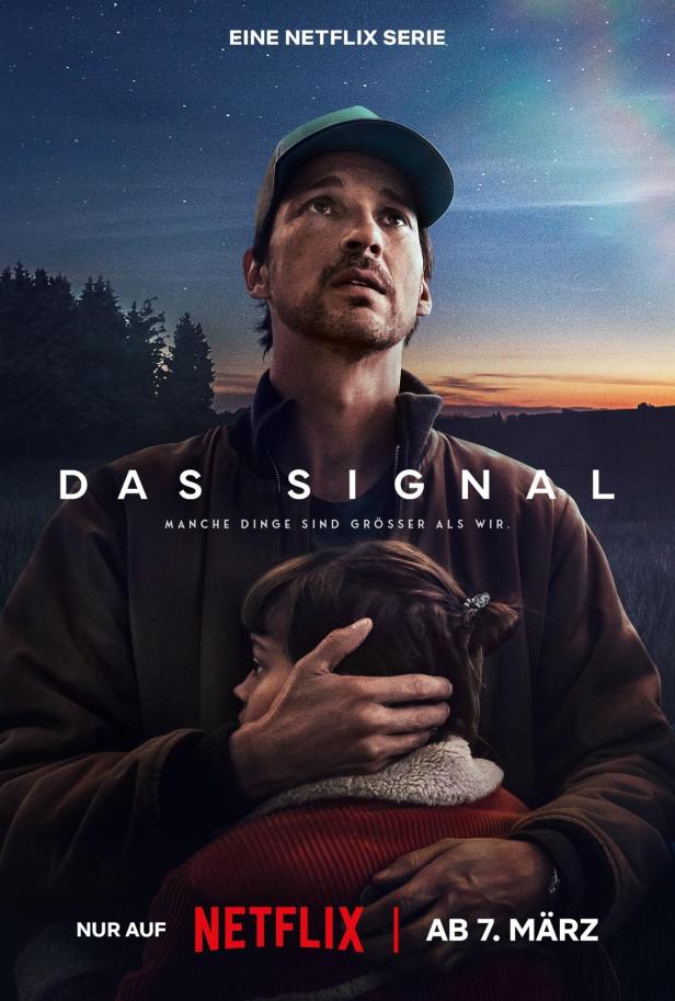 Ein Mann umarmt ein Kind auf dem Poster für die Netflix-Serie „Das Signal“.