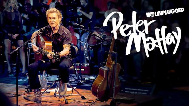 Peter Maffay spielt Gitarre bei einem MTV Unplugged Konzert.
