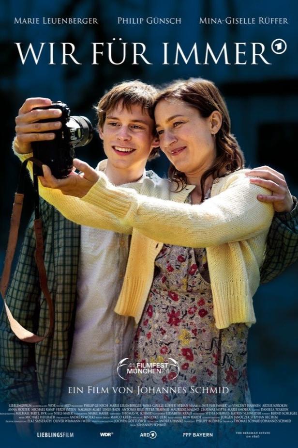Das Filmplakat zu „Wir für immer“ zeigt Marie Leuenberger und Philip Günsch, die ein gemeinsames Foto machen.