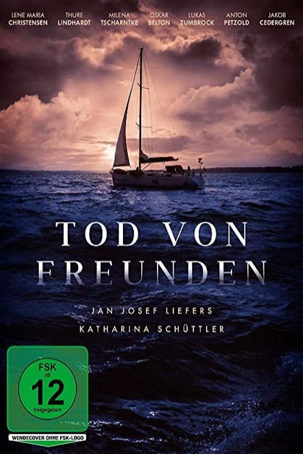 Das Filmplakat für „Tod von Freunden“ zeigt ein Segelboot auf dem Meer bei Sonnenuntergang.