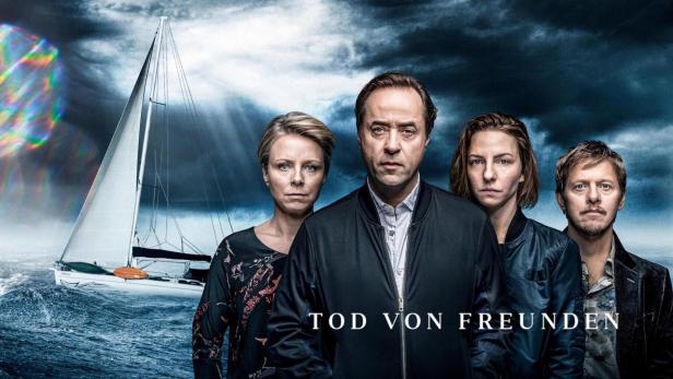 Das Filmplakat für „Tod von Freunden“ zeigt vier Personen vor einem Segelboot auf stürmischer See.