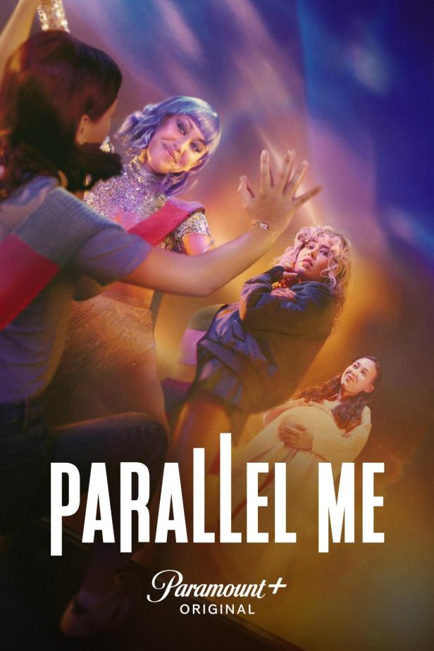 Das Poster für „Parallel Me“ zeigt vier Frauen in verschiedenen Posen und Outfits.