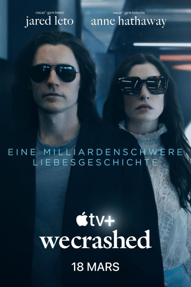 Das Filmplakat zu „WeCrashed“ zeigt Jared Leto und Anne Hathaway mit Sonnenbrillen.
