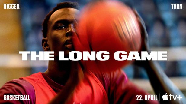 Ein Basketballspieler mit einem Ball vor dem Hintergrund des Films „The Long Game“.
