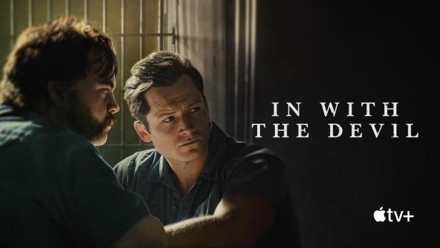 Taron Egerton in einer Szene aus der Serie „In With The Devil“.