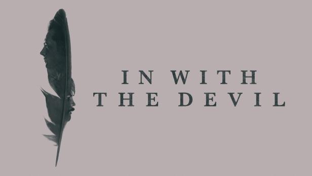 Das Filmplakat für „In With The Devil“ zeigt ein Gesicht in einer Feder.