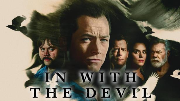 Das Filmplakat für „In With The Devil“ zeigt die Hauptdarsteller vor einem düsteren Hintergrund.