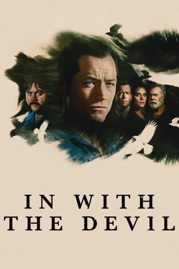 Das Filmplakat für „In With The Devil“ zeigt Taron Egerton und weitere Schauspieler vor dunklen Wolken.