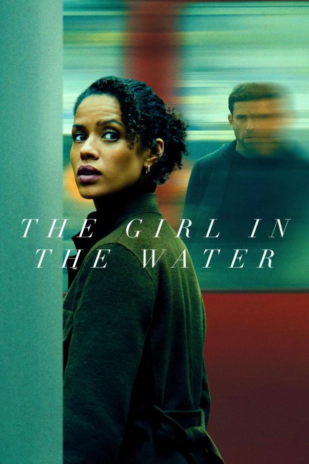 Das Filmplakat für „The Girl in the Water“ zeigt eine Frau und einen verschwommenen Mann im Hintergrund.