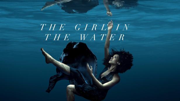 Eine Frau in einem schwarzen Kleid treibt unter Wasser; Filmtitel: „The Girl in the Water“.