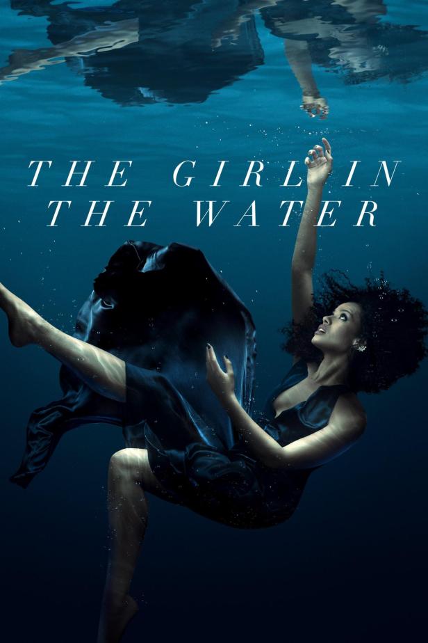 Eine Frau in einem Kleid treibt unter Wasser; Filmposter für „The Girl in the Water“.
