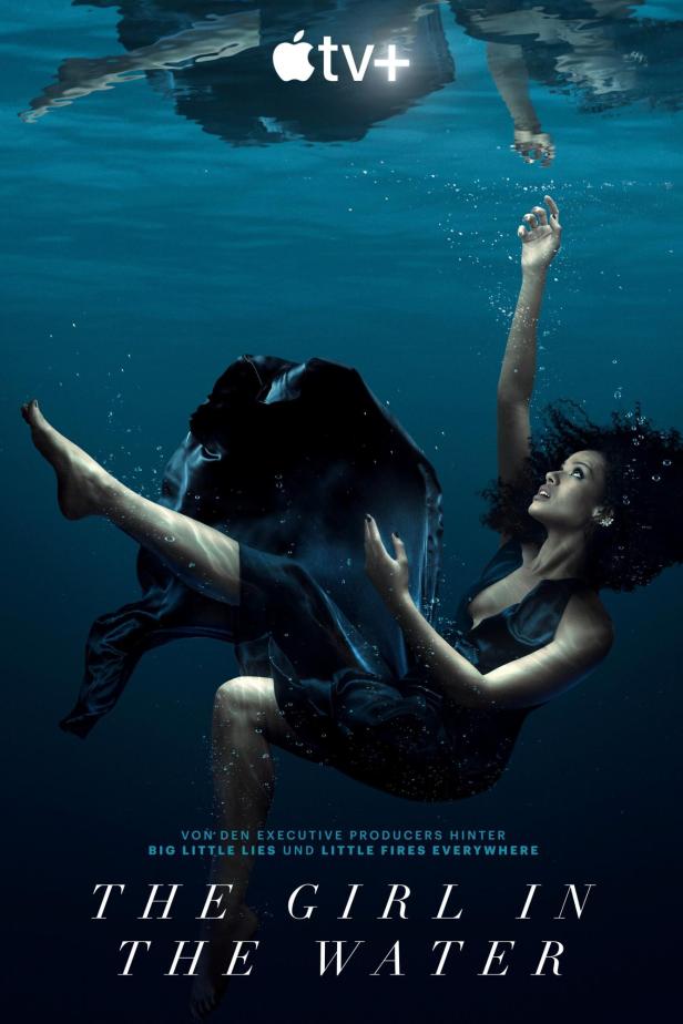 Eine Frau in einem Kleid treibt unter Wasser; Filmposter für „The Girl in the Water“.