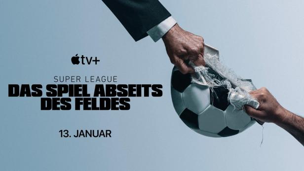 Zwei Hände zerreißen einen Fußball, im Hintergrund das Logo von Apple TV+ und der Titel „Das Spiel abseits des Feldes“.