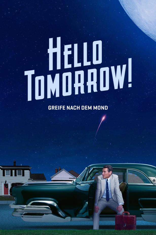 Ein Mann sitzt vor einem Oldtimer unter dem Titel „Hello Tomorrow!“.