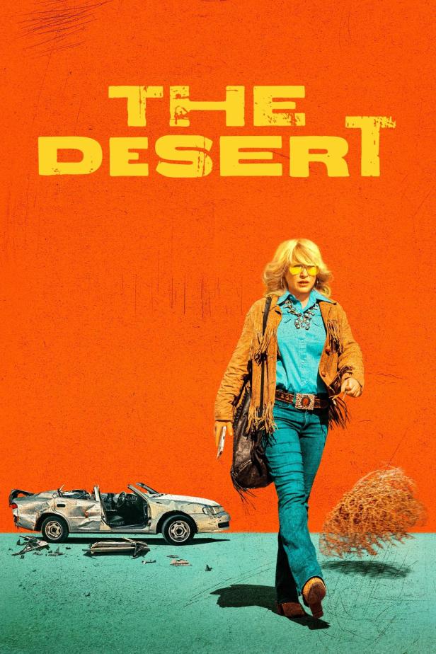 Eine Frau geht an einem zerstörten Auto und einem Steppenläufer vorbei; Filmposter „The Desert“.