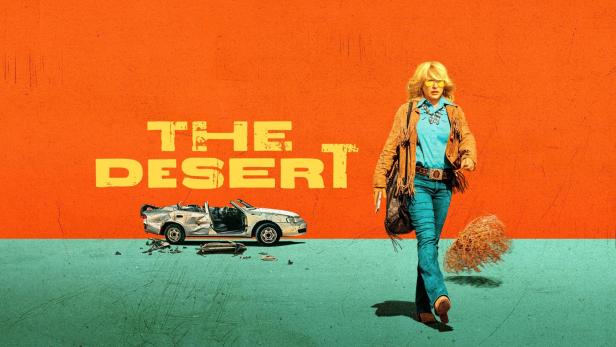 Eine Frau geht an einem zerstörten Auto vorbei, im Hintergrund der Titel „The Desert“.