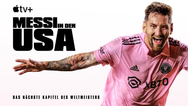 Lionel Messi im Trikot von Inter Miami vor dem Schriftzug „Messi in den USA“.