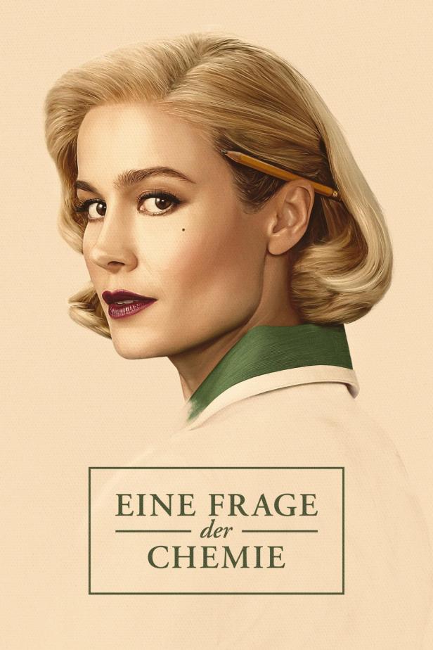Porträt einer Frau mit blonden Haaren und einem Bleistift hinter dem Ohr, Filmposter „Eine Frage der Chemie“.