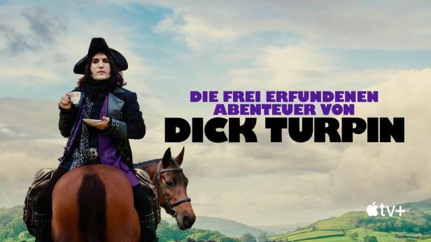 Noel Fielding als Dick Turpin, mit Teetasse auf einem Pferd sitzend.