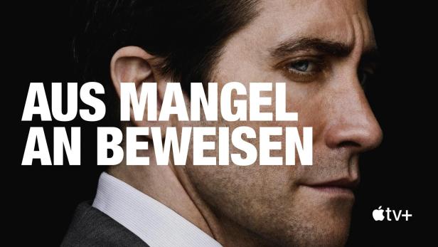 Das Gesicht von Jake Gyllenhaal im Profil vor dem Hintergrund des Titels „Aus Mangel an Beweisen“.