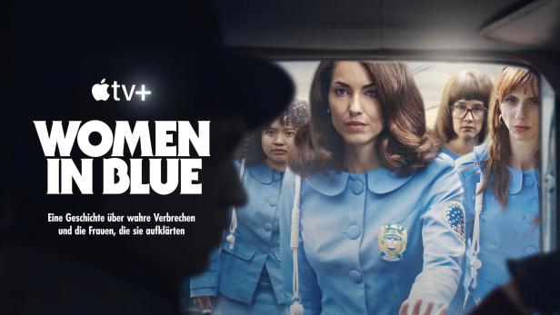 Das Poster für „Women in Blue“ zeigt Polizistinnen in hellblauen Uniformen.