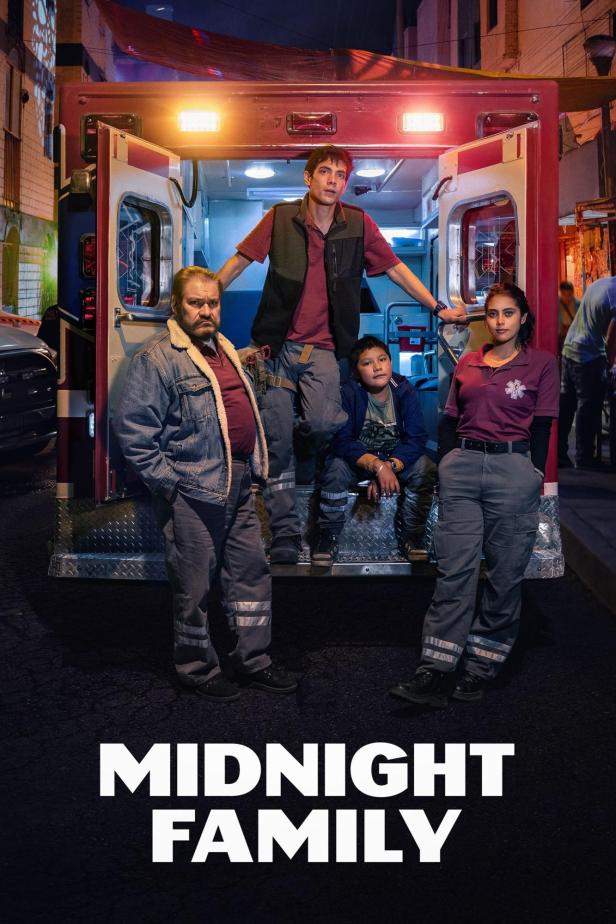 Das Filmplakat für „Midnight Family“ zeigt vier Personen vor einem Krankenwagen.