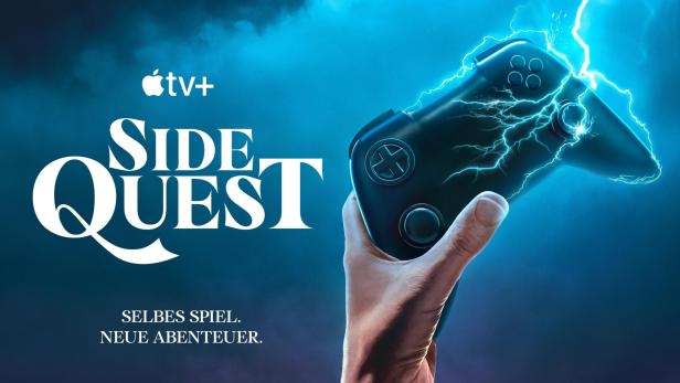 Ein Controller wird von Blitzen umgeben, im Hintergrund das Logo von „Side Quest“ auf Apple TV+.