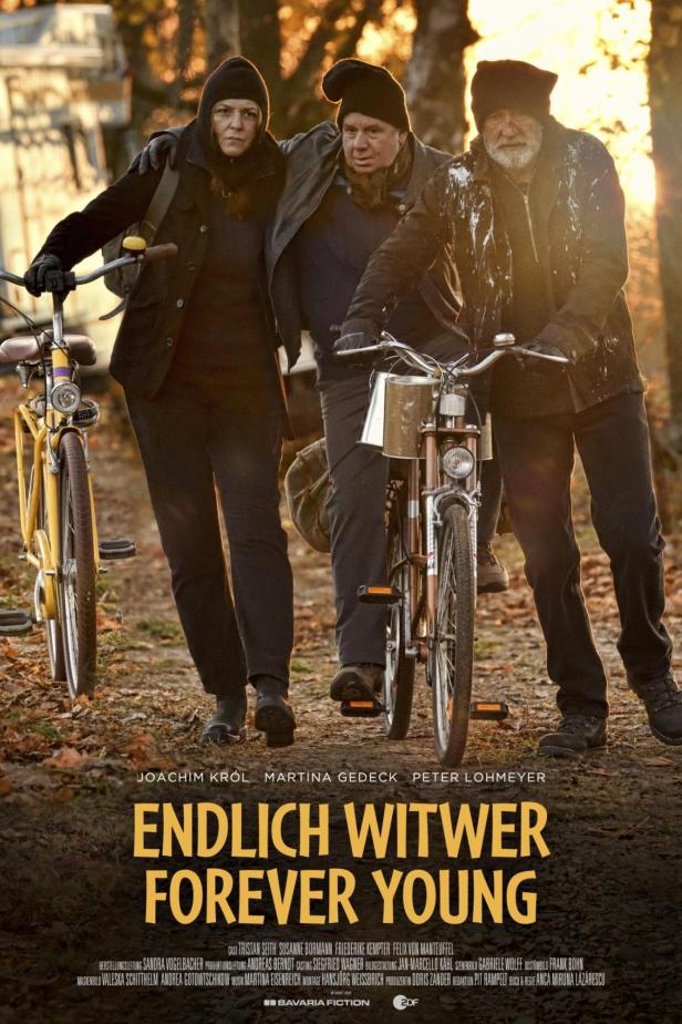 Joachim Król, Martina Gedeck und Peter Lohmeyer auf Fahrrädern im Film „Endlich Witwer – Forever Young“.
