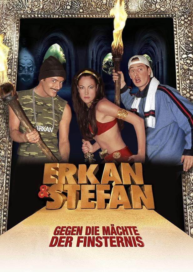 Das Filmplakat für „Erkan & Stefan gegen die Mächte der Finsternis“ zeigt die Hauptdarsteller vor einem dunklen Hintergrund.