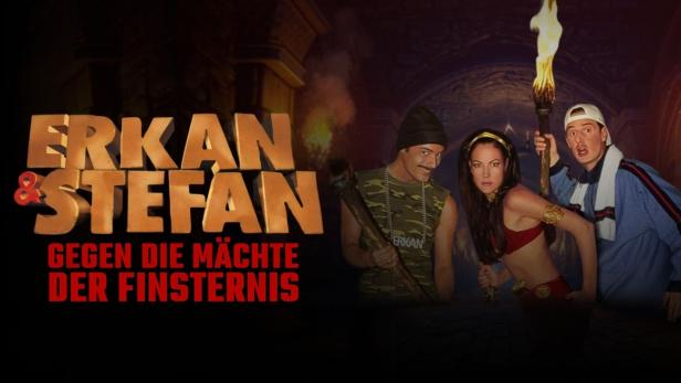 Das Filmplakat zu „Erkan & Stefan – Gegen die Mächte der Finsternis“ zeigt die Hauptdarsteller in einem Abenteuer-Setting.