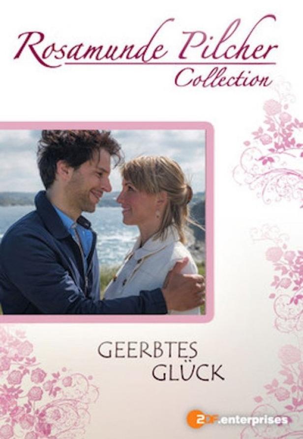 Das Cover des Rosamunde Pilcher Films „Geerbtes Glück“ zeigt ein verliebtes Paar vor einer Küstenlandschaft.