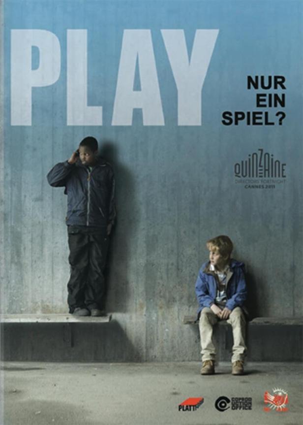 Das Filmplakat für „Play“ zeigt zwei Jungen vor einer grauen Wand.