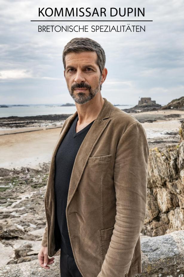 Kommissar Dupin vor einer bretonischen Küstenlandschaft.