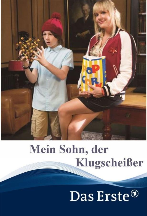 Ein Junge mit einem Atommodell und eine Frau mit Popcorn in der Komödie „Mein Sohn, der Klugscheißer“.
