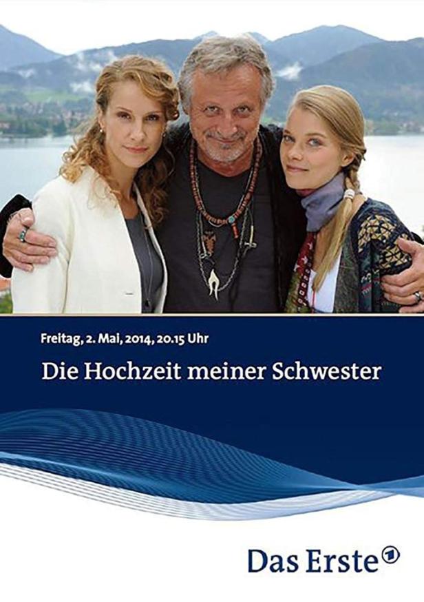 Drei Schauspieler vor einer Bergkulisse für den Film „Die Hochzeit meiner Schwester“.