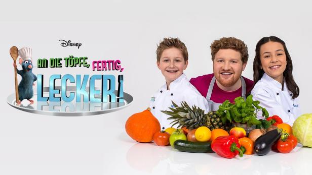 Das Logo der Disney-Kochshow „Am die Töpfe, fertig, lecker!“ mit drei Köchen und frischen Zutaten.