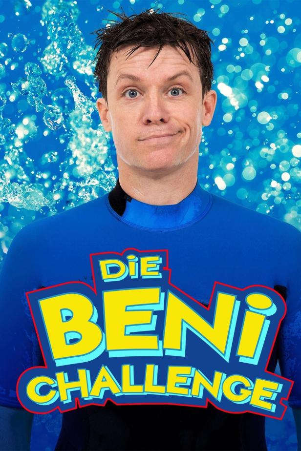 Ein Mann vor blauem Hintergrund mit dem Schriftzug „Die Beni Challenge“ auf seinem Anzug.