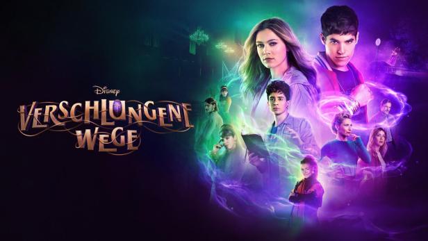 Das Poster für die Disney+-Serie „Verschlungene Wege“ zeigt die Hauptfiguren vor einem dunklen, mystischen Hintergrund.